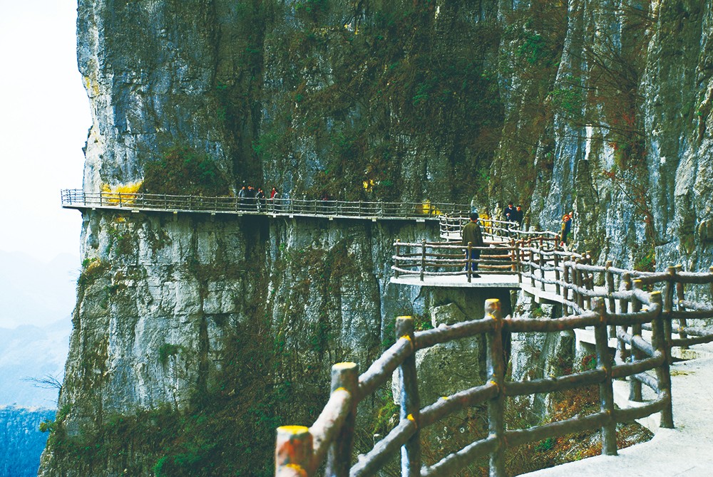 2-湖北恩施大峡谷景区“绝壁长廊”。.jpg